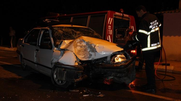Tokat'ta otomobil beton direğe çarptı: 4 yaralı