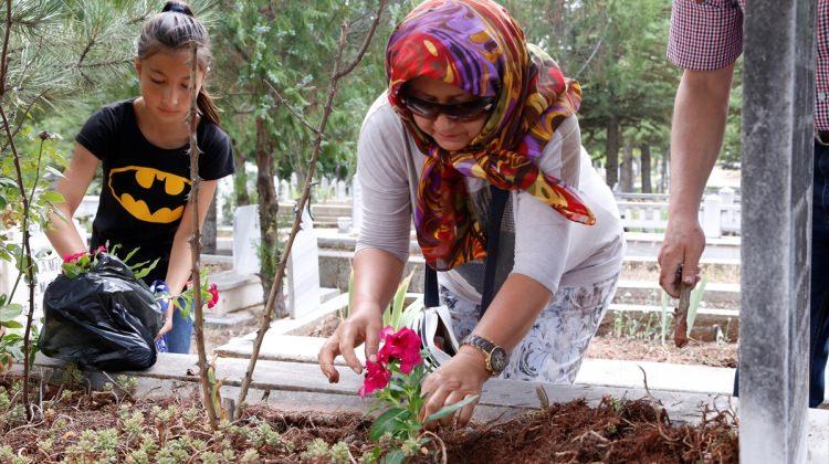 Eskişehir'de mezarlıklarda 60 bin çiçek dağıtıldı