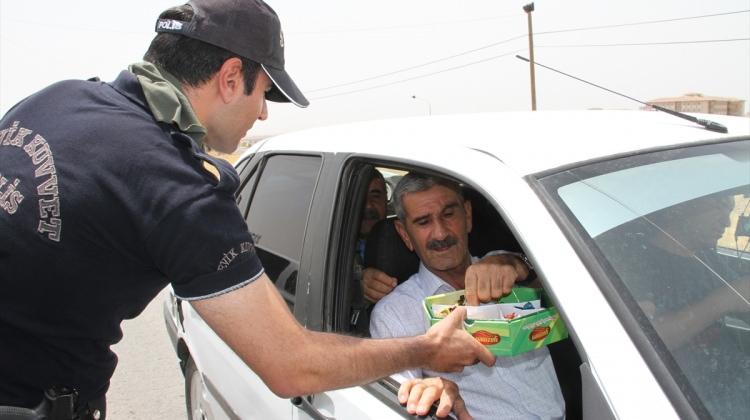 Şırnak'ta polisten vatandaşa şeker ikramı