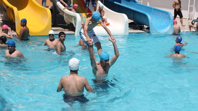 Aksaray'da vatandaşlar havuza girerek serinliyor