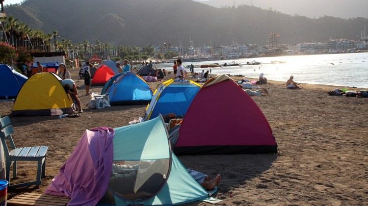 Otellerde yer kalmadı, tatilciler plajlarda kalıyor
