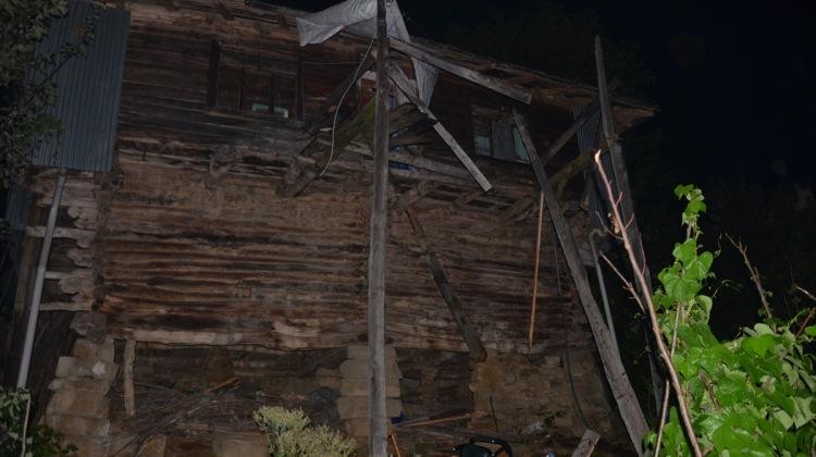 Kastamonu'da ahşap evin balkonu çöktü: 7 yaralı