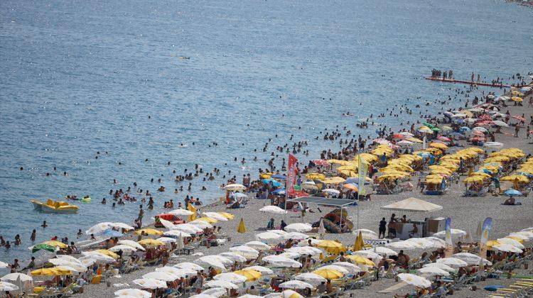 Antalya sahillerinde yoğunluk