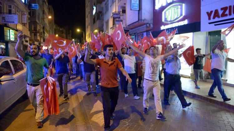 Türkiye darbe girişimine karşı ayakta