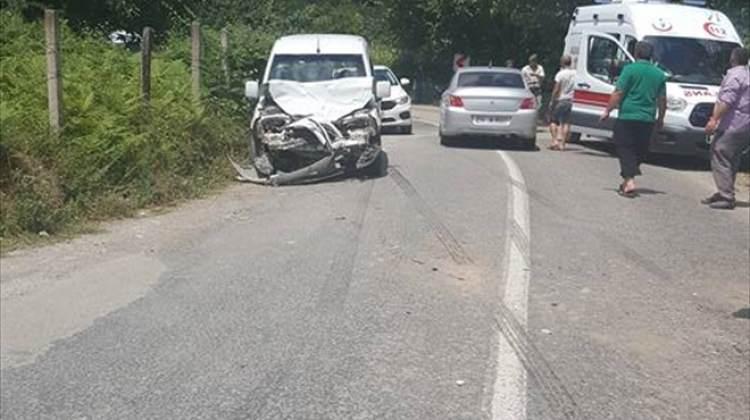 Sinop'ta çöp kamyonu ile otomobil çarpıştı: 2 yaralı