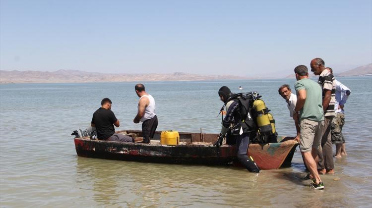 Elazığ'da baraj gölüne giren 2 genç kayboldu