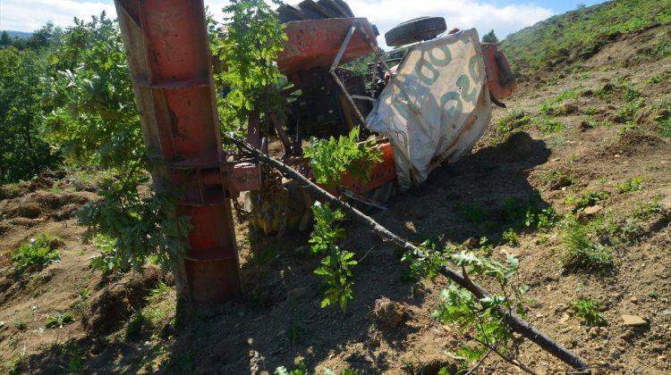 Şarampole yuvarlanan traktörün sürücüsü öldü