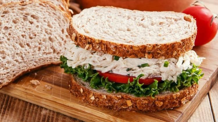  Haşlanmış tavuklu sandviç tarifi