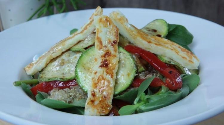 Kinoalı Hellimli Salatası Tarifi