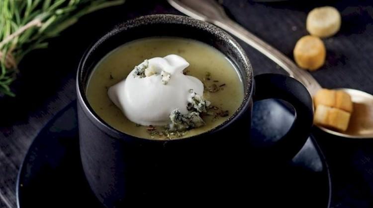 Rokfor peynirli kereviz sapı &ccedil;orbası