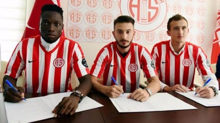 Antalyaspor'da 3 imza birden!