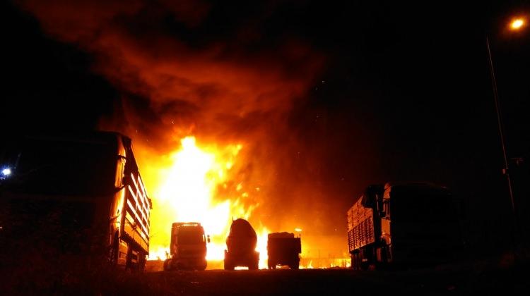 Bandırma'da alışveriş merkezinin deposunda yangın