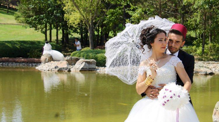Evlilik anılarını Japon Bahçesi'nde ölümsüzleştiriyorlar
