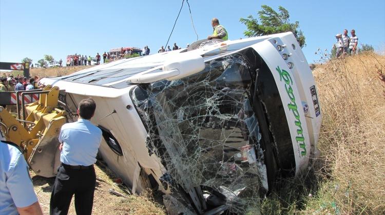 GÜNCELLEME - Balıkesir'de yolcu otobüsü şarampole devrildi: 3 ölü, 20 yaralı