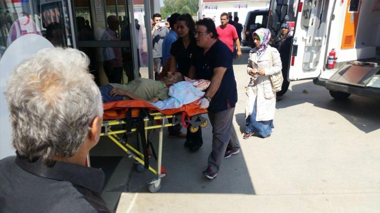 Akyazı'da tarım aracı şarampole devrildi: 3 yaralı