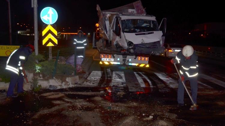 Kocaeli'de kamyonet refüje çarptı: 3 yaralı