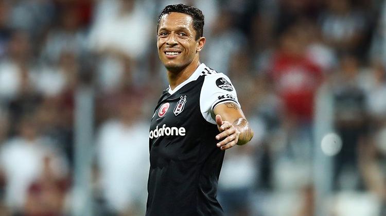 Adriano: Barcelona ile Beşiktaş aynı...