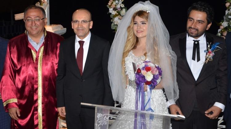 Başbakan Yardımcısı Şimşek, yeğeninin nikah şahidi oldu