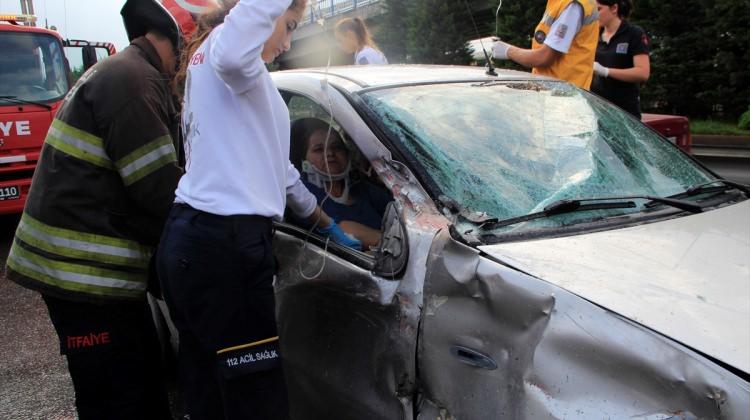 Kocaeli'de kamyonet otomobile çarptı: 2 yaralı