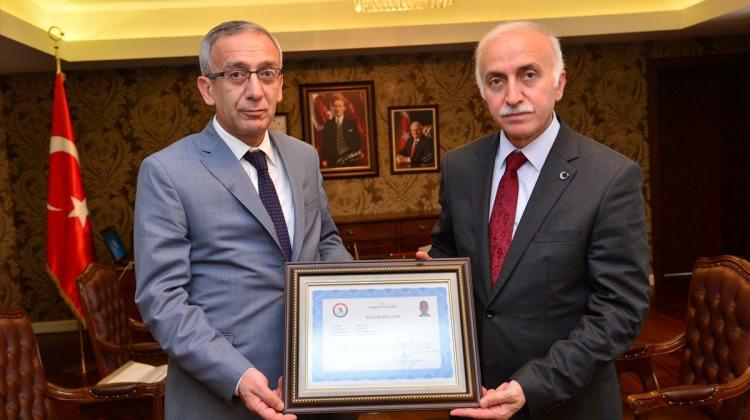 Samsun Vali Şahin'den Emniyet Müdürü Yavuz'a başarı belgesi