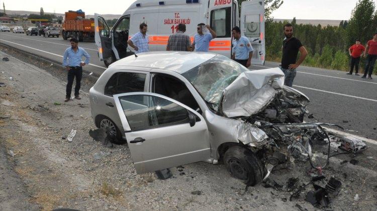 Yozgat'ta otomobil ile tır çarpıştı: 1 ölü, 4 yaralı