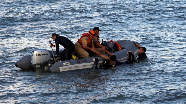 Samsun'da denize giren 3 genç boğulma tehlikesi geçirdi