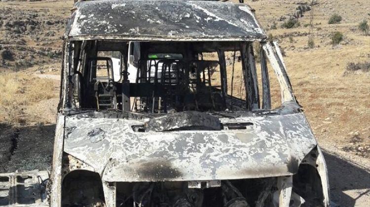 PKK'lı teröristler köy minibüsünü ateşe verdi