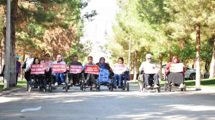 Gaziantep'te bir engelliye akülü araç hediye edildi