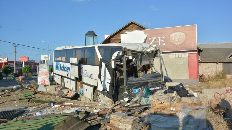 Balıkesir'de otobüs ile otomobil çarpıştı: 2 ölü, 22 yaralı