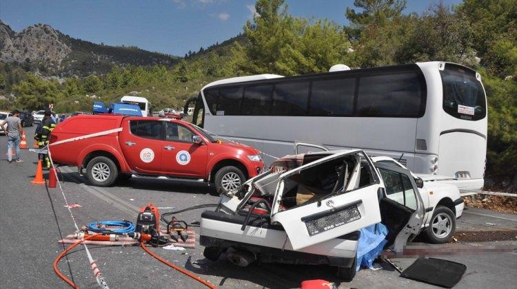 Antalya'da trafik kazası: 2 ölü, 1 yaralı