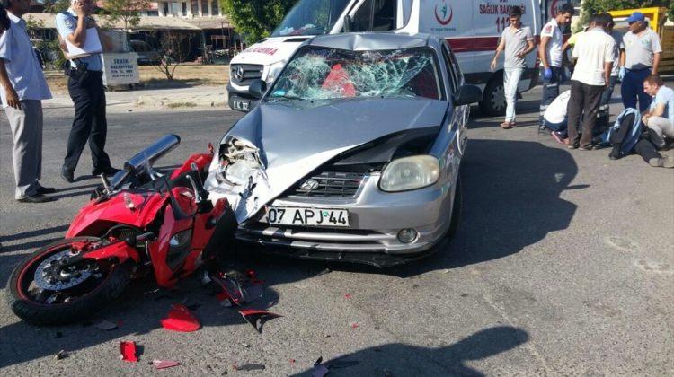 Antalya'da otomobille motosiklet çarpıştı: 2 yaralı