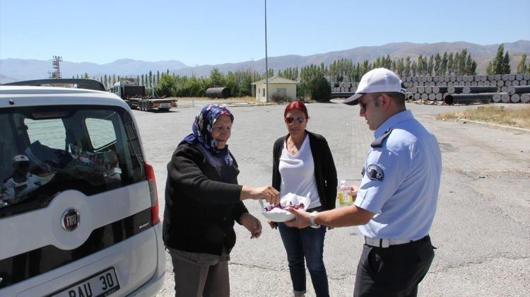 Kurban Bayramı'nda ilk ikram polisten