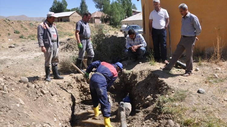 Yüksekova'da su şebekeleri onarılıyor