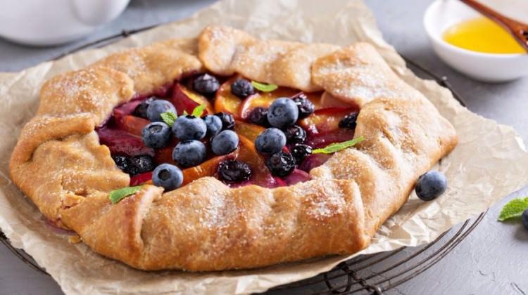Kırmızı erikli kolay tart tarifi