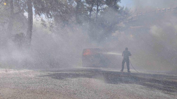 Manavgat'taki orman yangınında 2 araç yandı