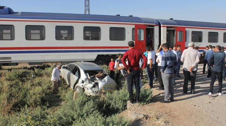 Bismil'de tren otomobile çarptı: 5 yaralı