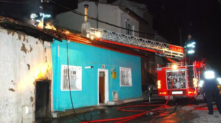 Yangın çıkan evdeki çifti devriye polisi kurtardı