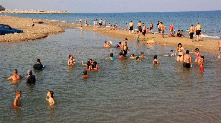 Mersin'de tatilciler deniz ve yaylaya akın etti