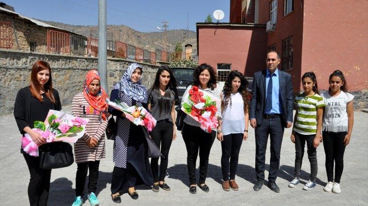 Çukurca'da öğretmenler çiçeklerle karşılandı