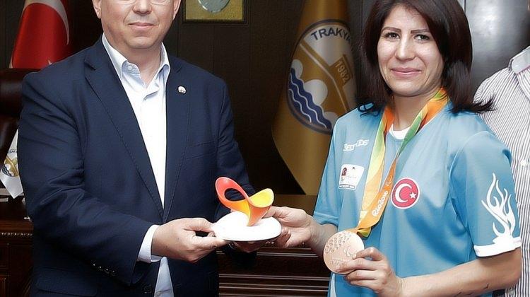 Başarılı judocudan TÜ Rektörü Tabakoğlu'na ziyaret