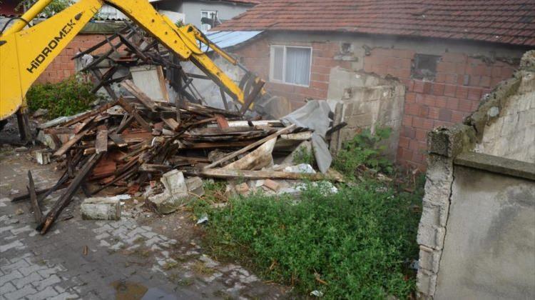 Erenler'de metruk bina belediyece yıkıldı