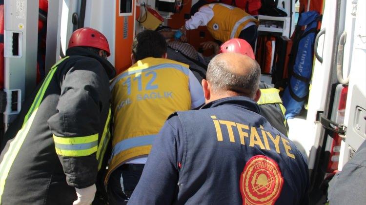 Konya'da hafif ticari araç elektrik direğine çarptı: 3 yaralı