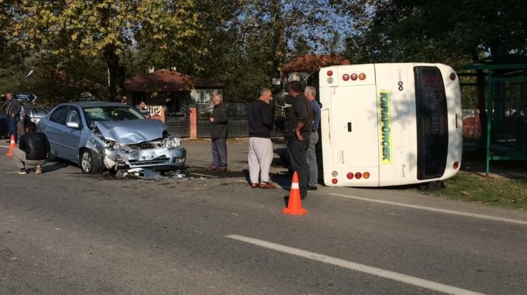 Otomobil servis minibüsüyle çarpıştı: 12 yaralı