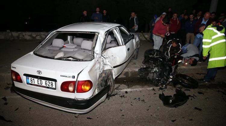 Düzce'de motosiklet otomobile çarptı: 1 ölü, 4 yaralı