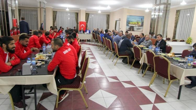 Bayburt Valisi Ustaoğlu, futbolcularla bir araya geldi
