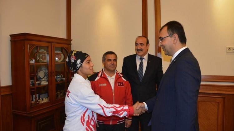 Başarılı sporcudan Vali Toprak'a ziyaret