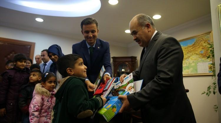 Düzce Valisi Dağlı, Suriyeli öğrencilere eğitim seti dağıttı