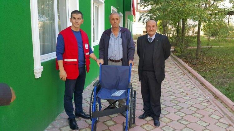 İhtiyaç sahiplerine tekerlekli sandalye yardımı