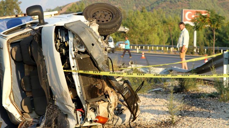 Muğla'da eşya yüklü kamyonet devrildi: 1 ölü, 2 yaralı
