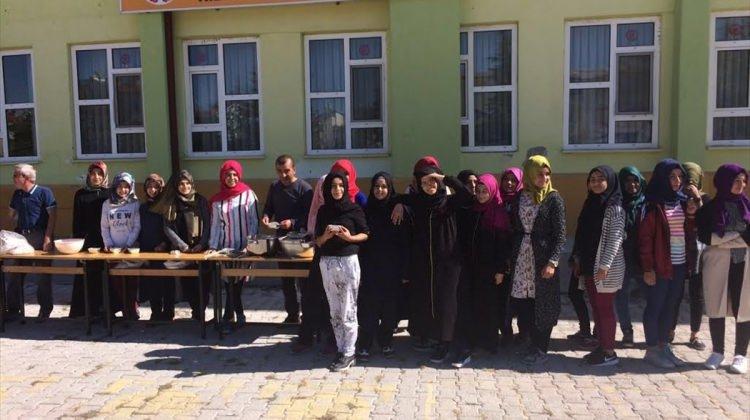 Beyşehir Şehit Türkan Tekin Kız Anadolu İmam Hatip Lisesinde aşure etkiniği